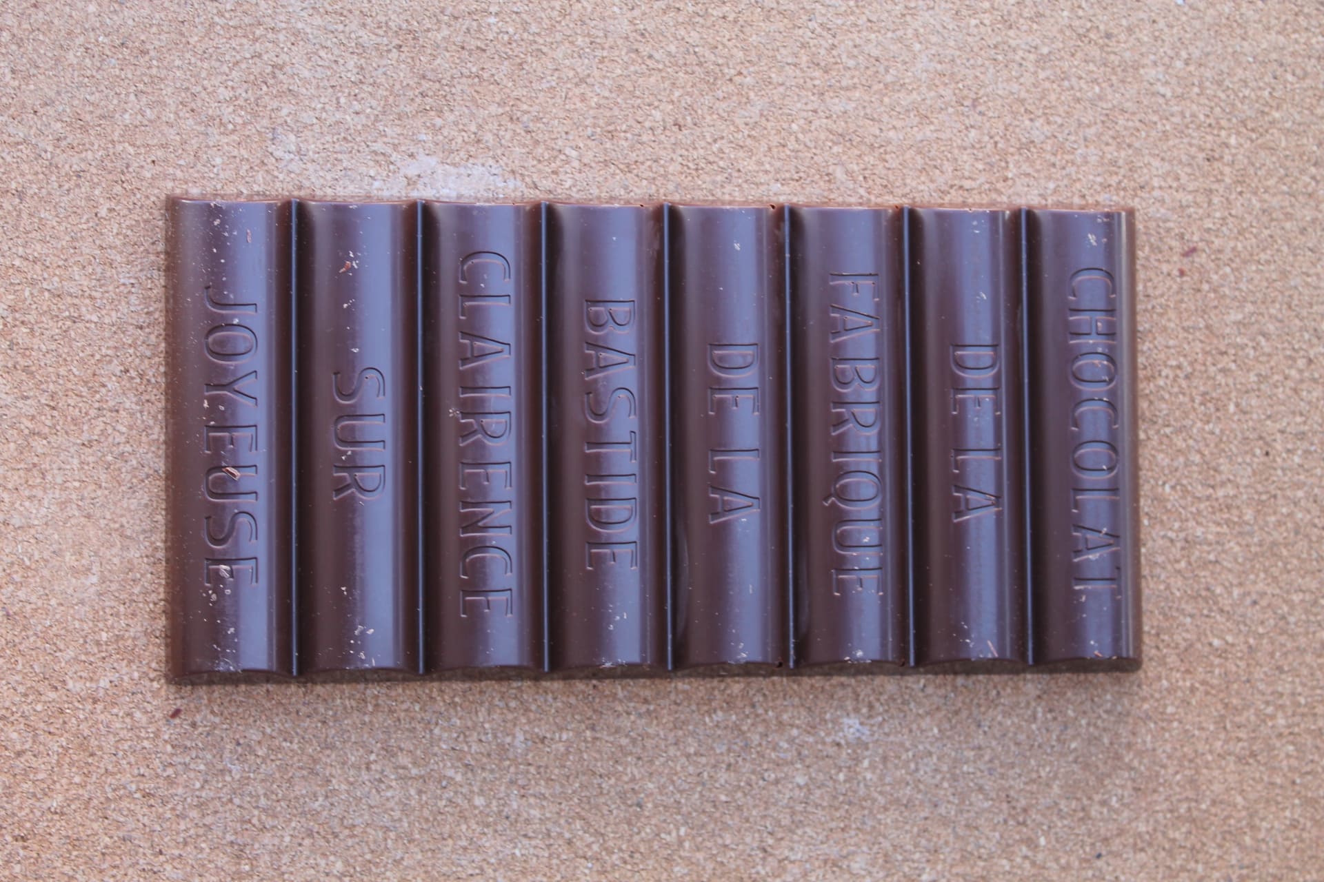 LA FABRIQUE DE CHOCOLAT LA BASTIDE – Tablette 65 % aspect