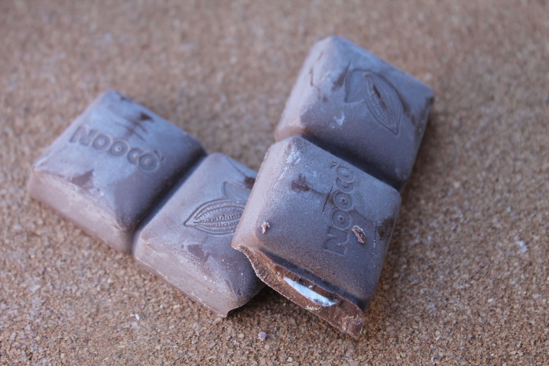 NOOCO - Barre chocolat coeur de lait aspect