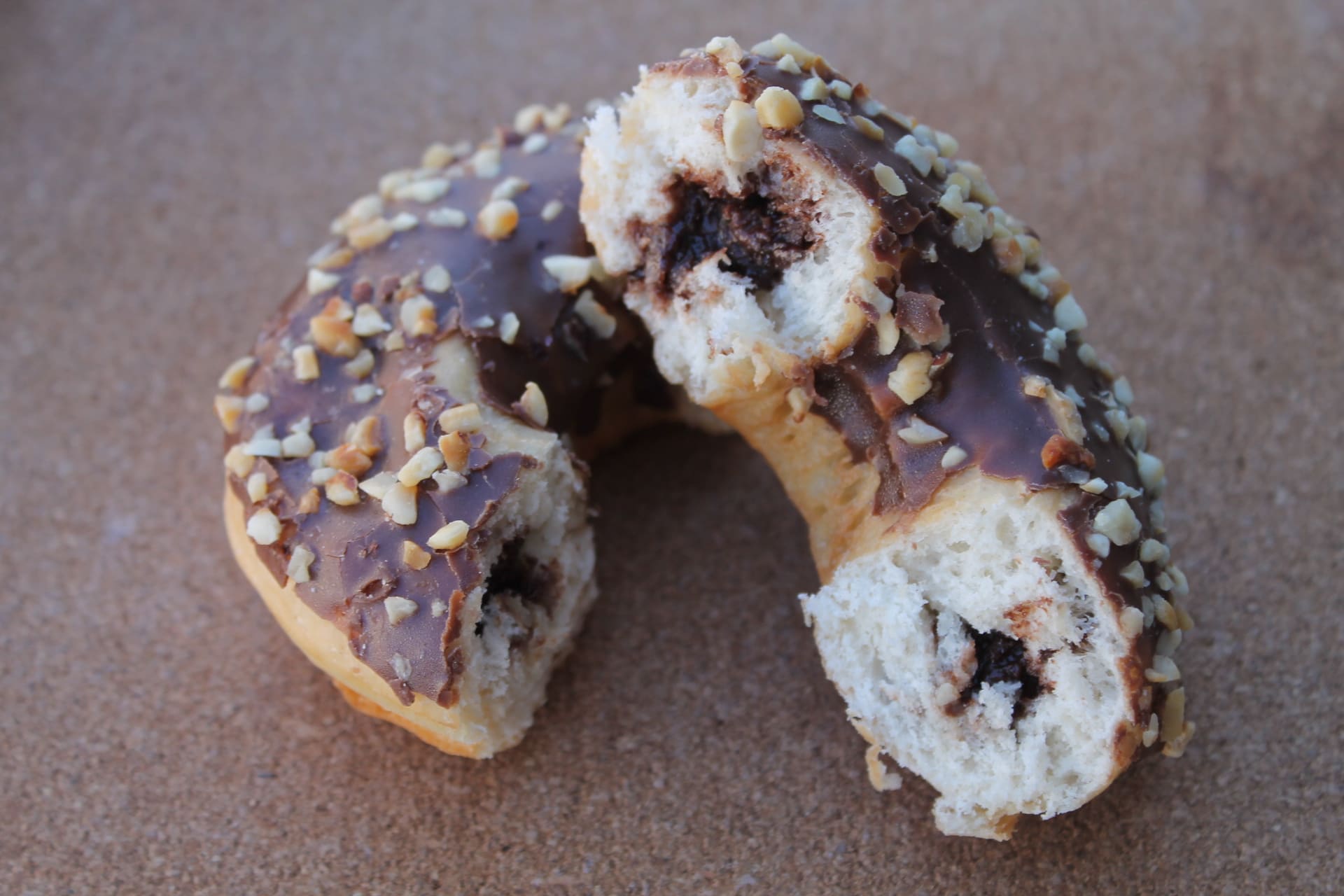 DOOPS – Donut Fourré Cacao Noisette morceau 