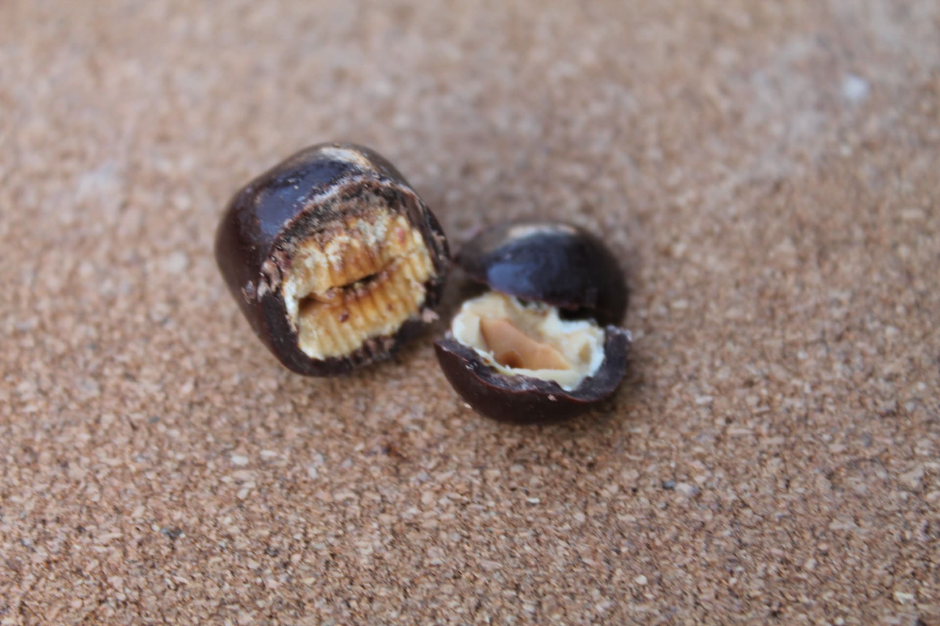 BILLES DE CHOC – Billes noisettes noir détail 