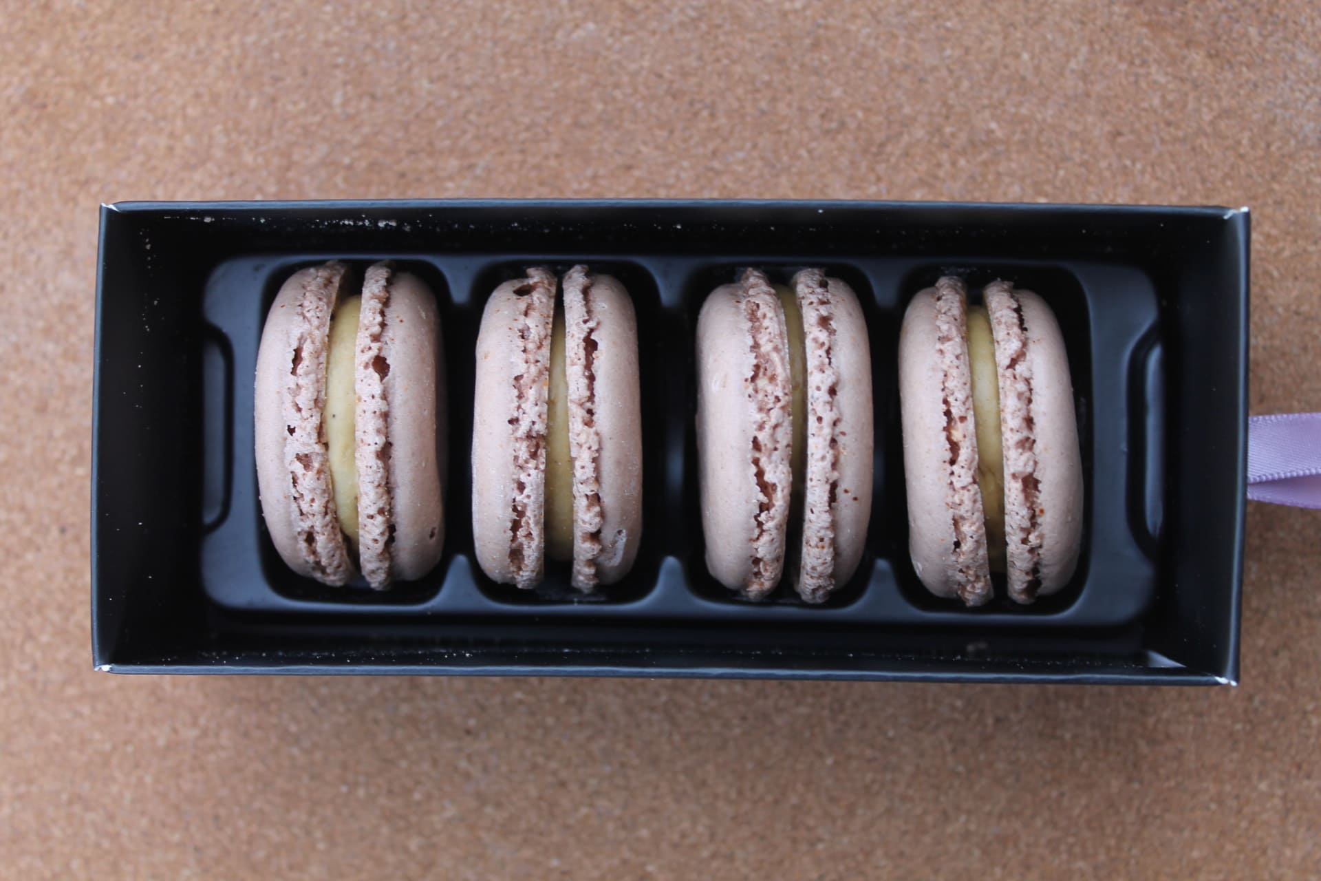 FRANCK DEVILLE – Coffret 4 macarons foie gras chocolat aspect