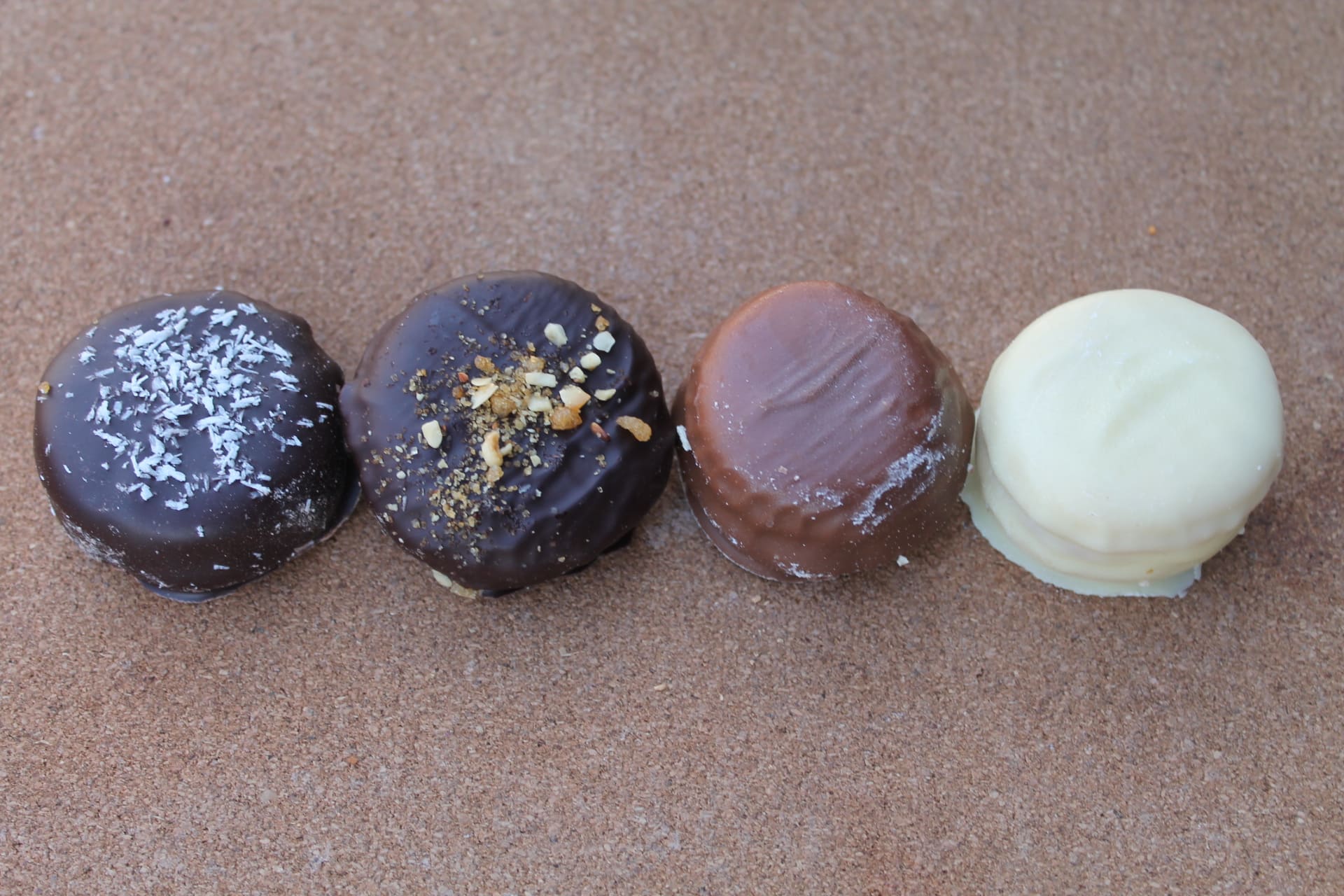 FRANCK DEVILLE – Coffret 12 Macarons enrobés 4 macarons 