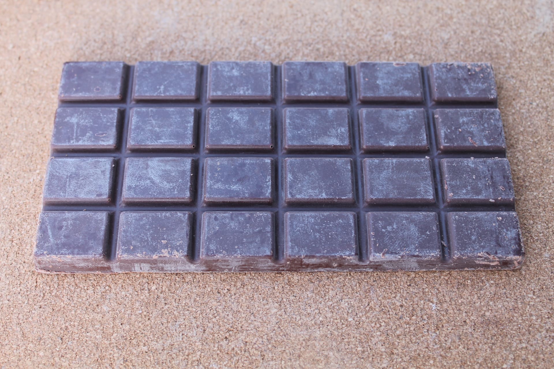 BEAN BAR CHOC – Tablette Chocolat Noir 70 % et Miel de Châtaignes aspect