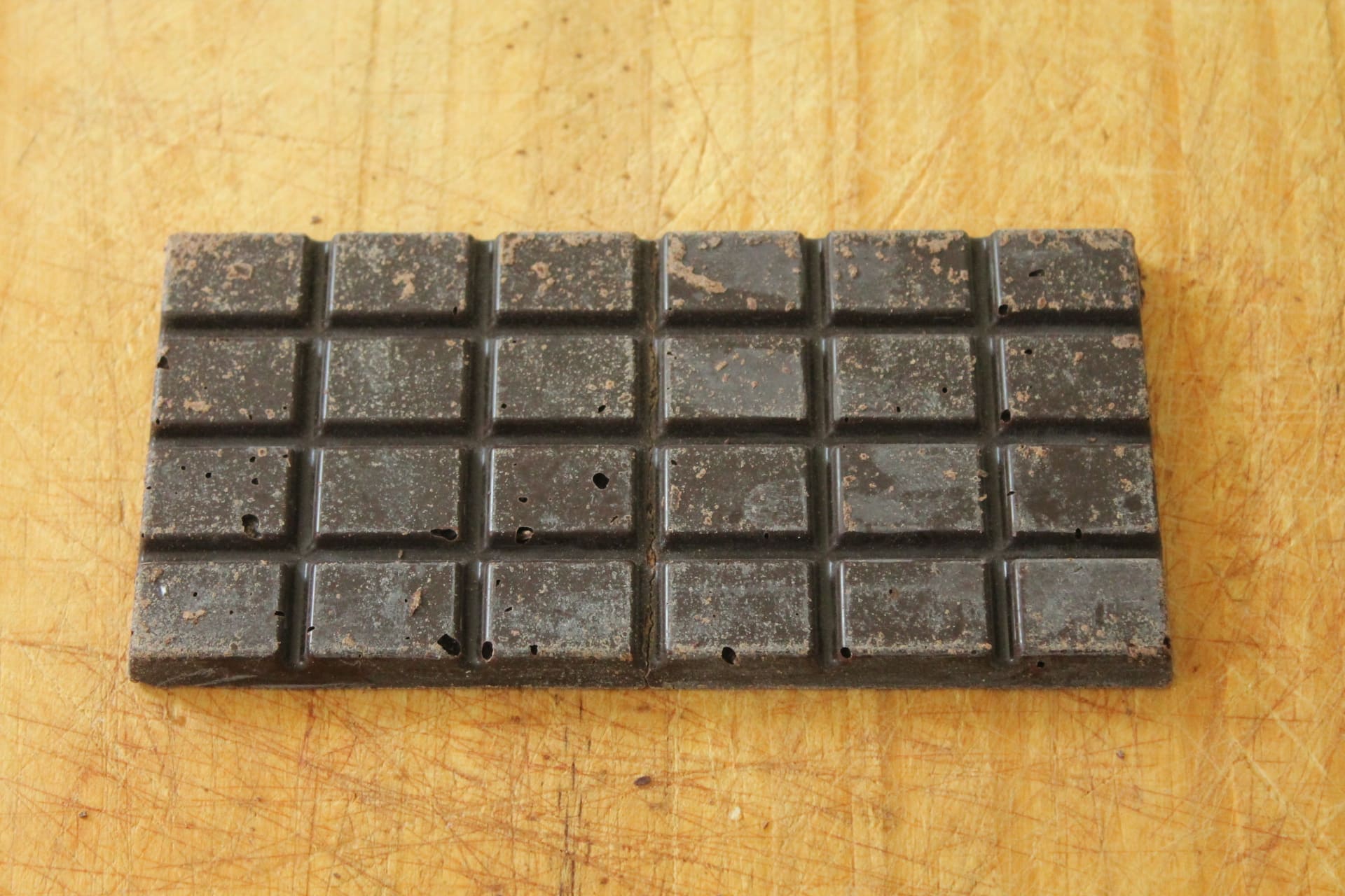 BEAN BAR CHOC – Tablette Chocolat Noir 70 % sureau aspect