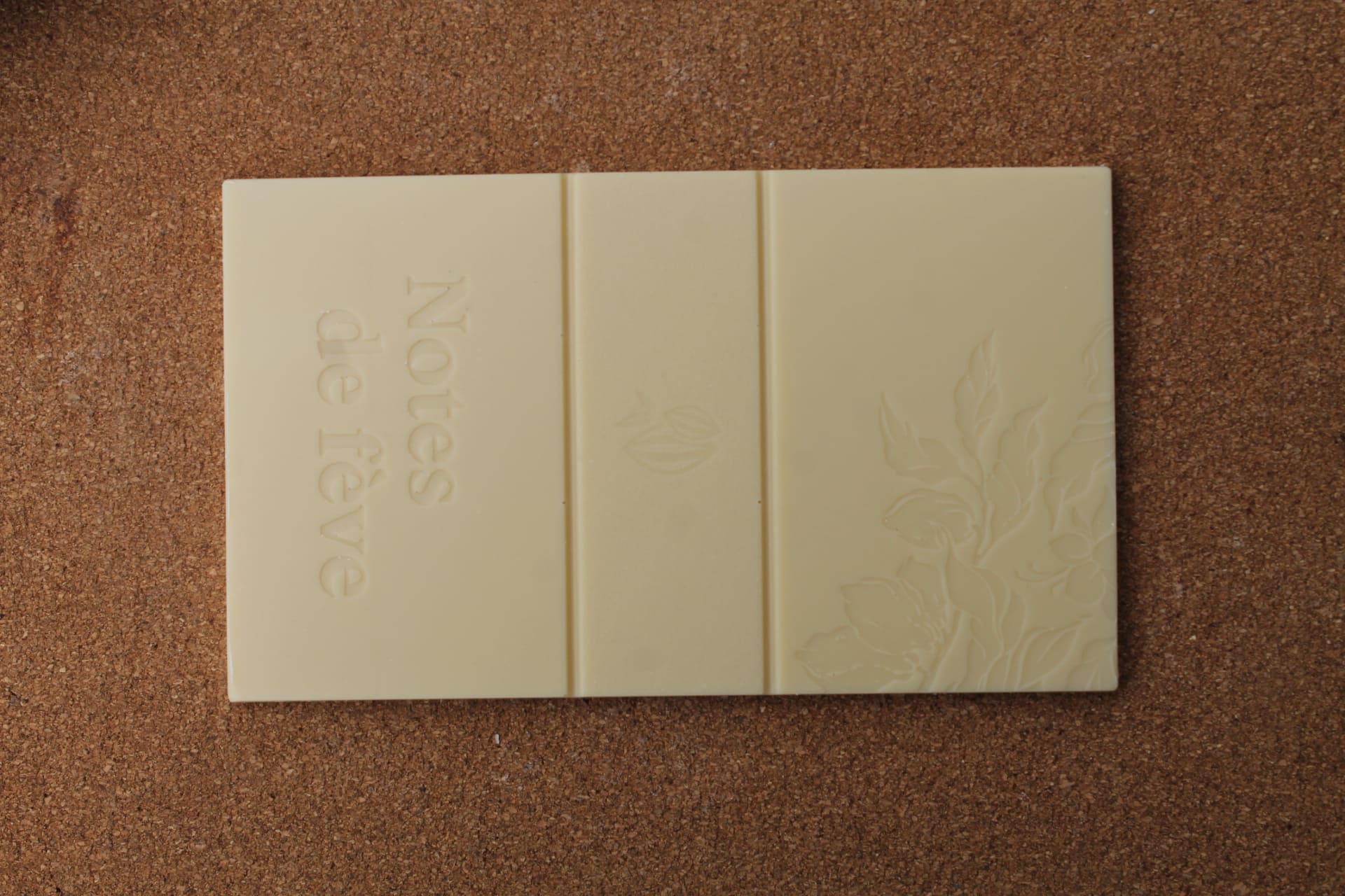 NOTES DE FEVES – Tablette Chocolat Blanc aspect 