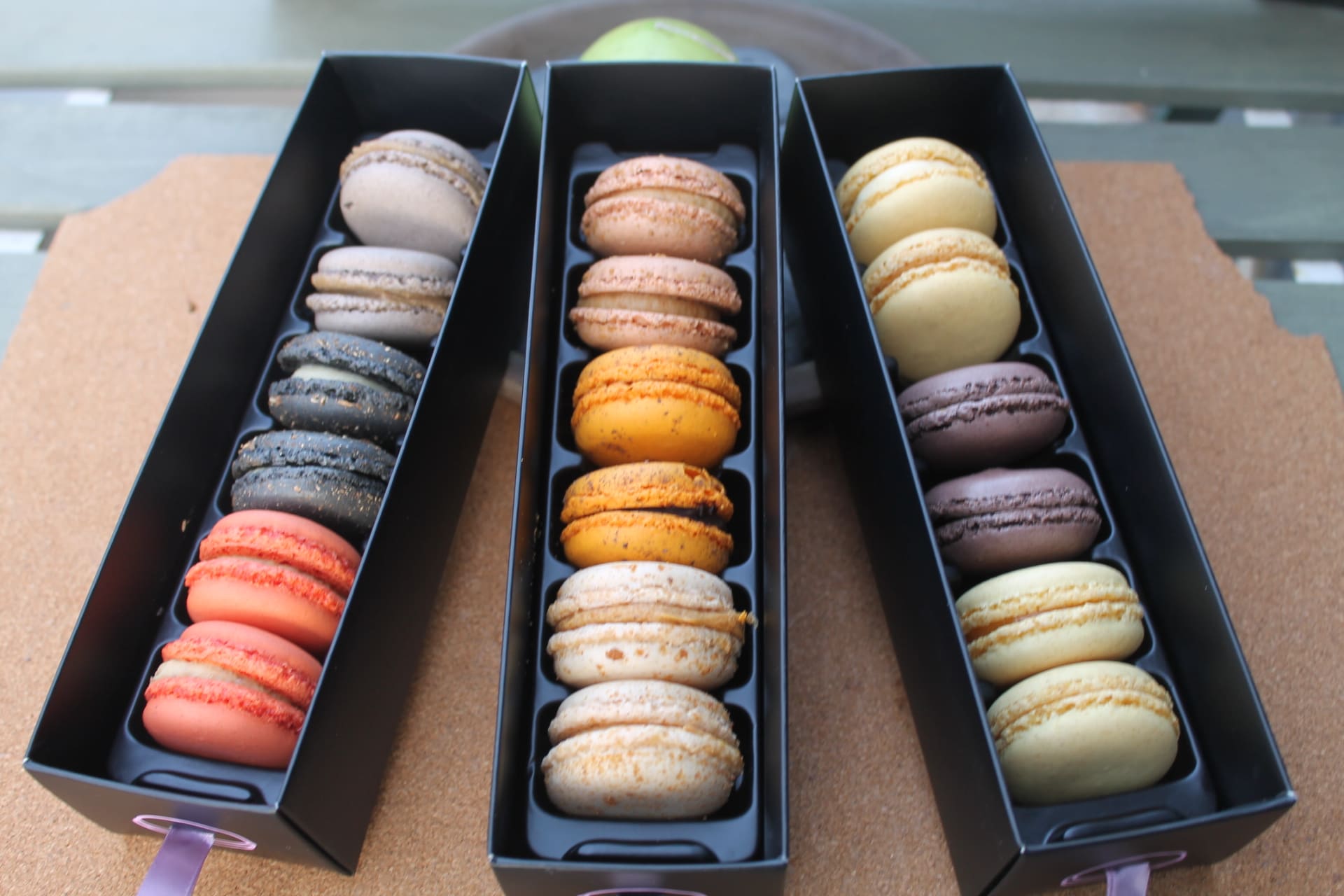 FRANCK DEVILLE – Coffret 18 Macarons Salés/Sucrés aspect 