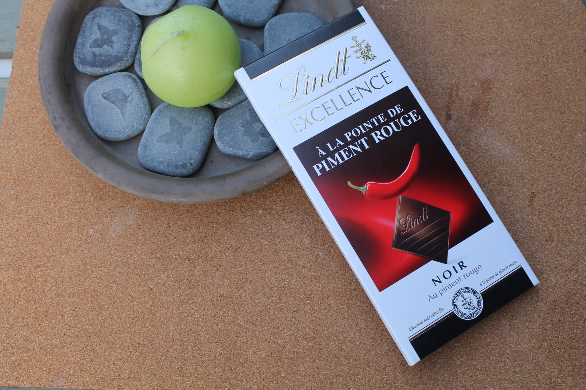 LINDT – Tablette EXCELLENCE Chocolat Noir Piment Rouge