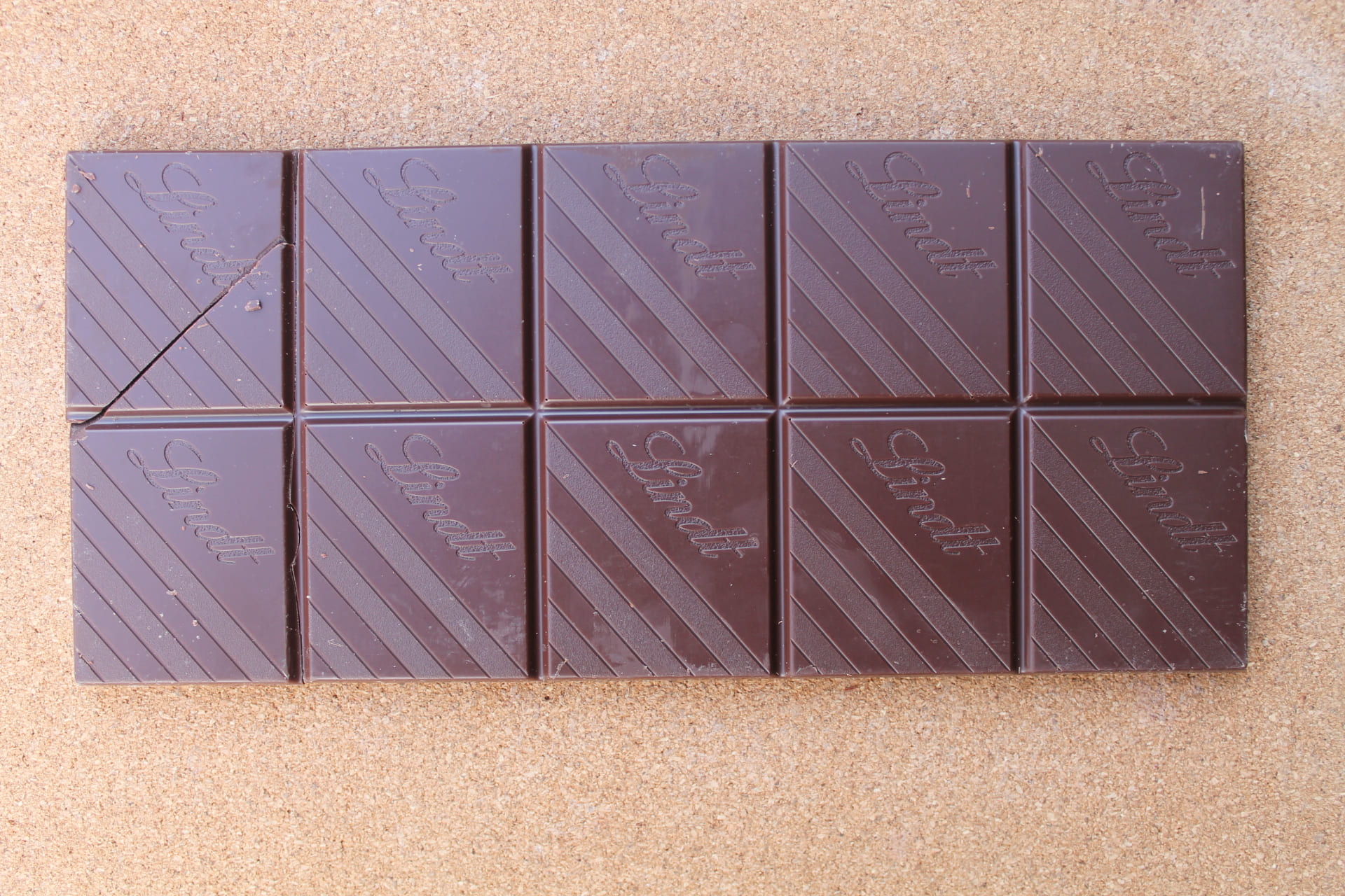 LINDT – Tablette EXCELLENCE Chocolat Noir Piment Rouge aspect