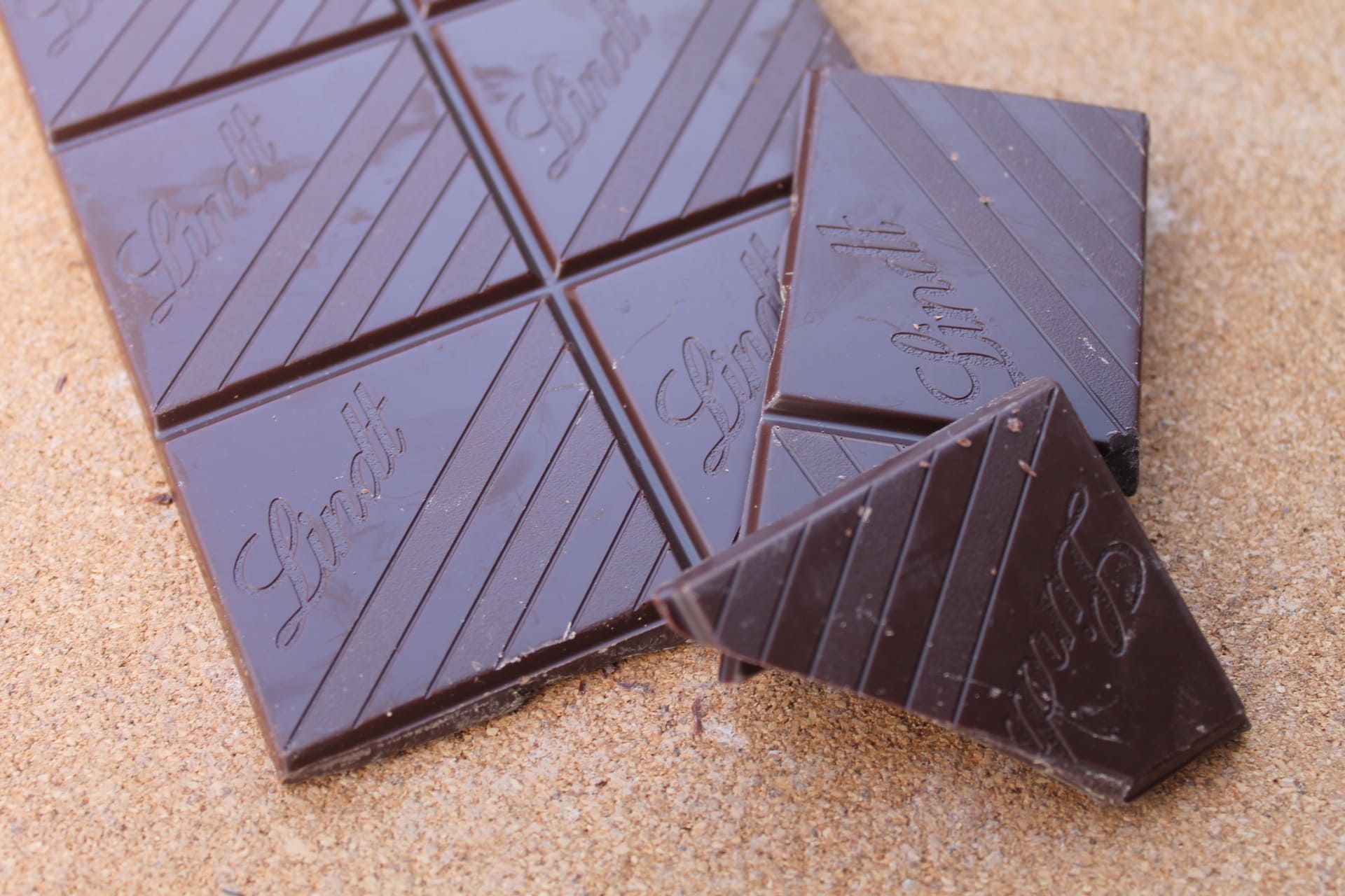 LINDT – Tablette EXCELLENCE Chocolat Noir Piment Rouge morceau 