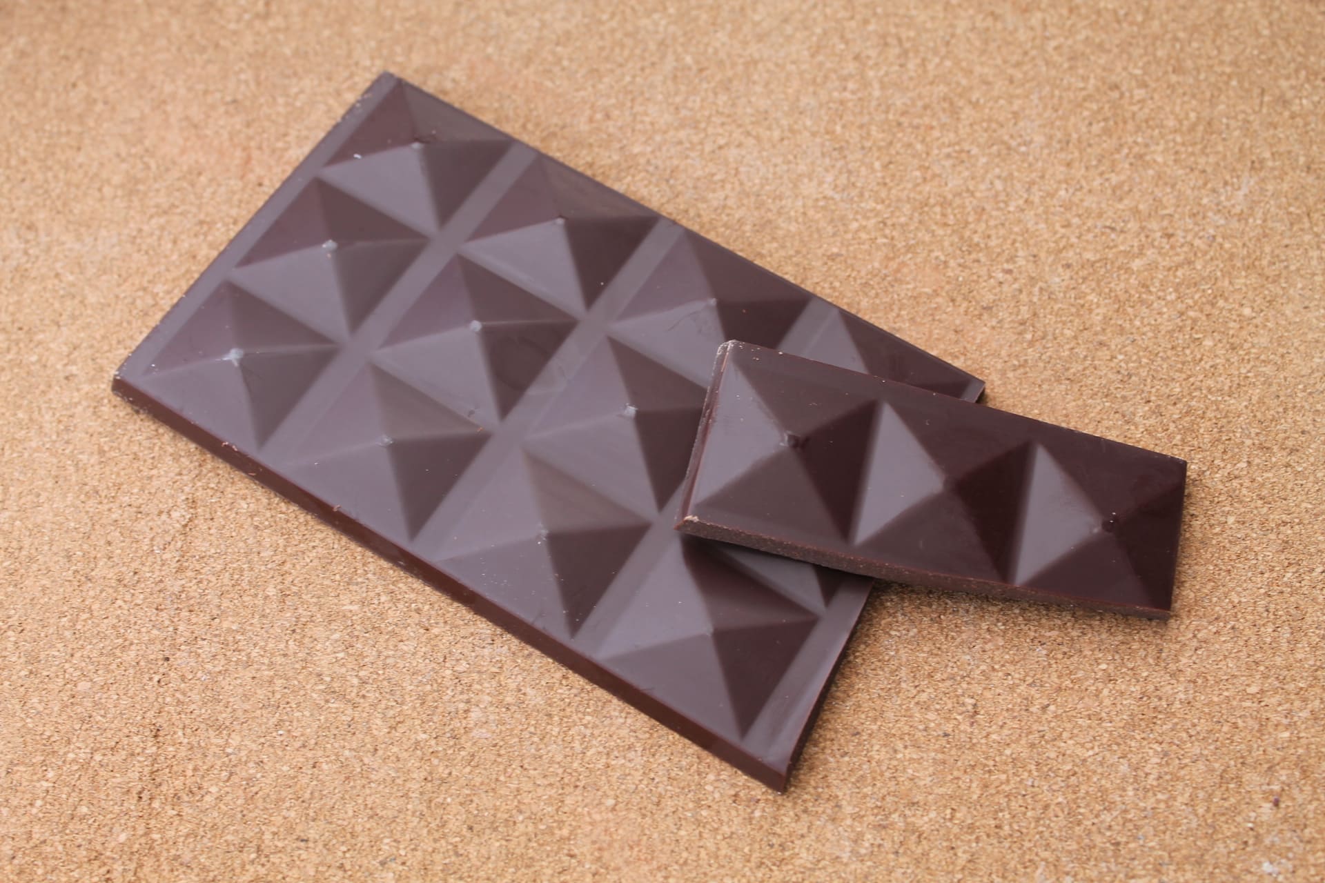 AYITIKA – Tablette Amelonado & Criollo chocolat noir 70 % aspect