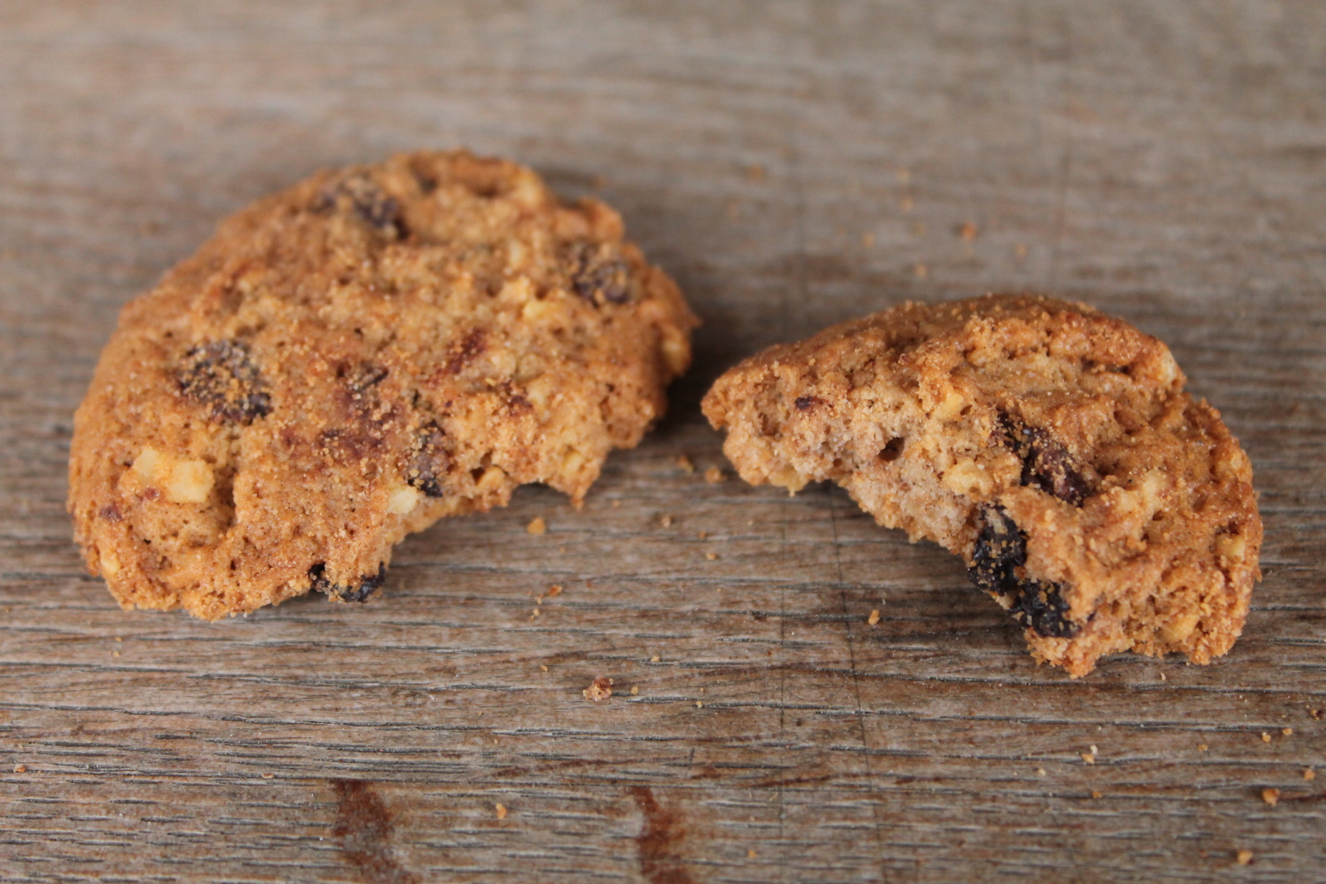 KIGNON - Biscuits aux pains, chocolat noir et noisettes détail 