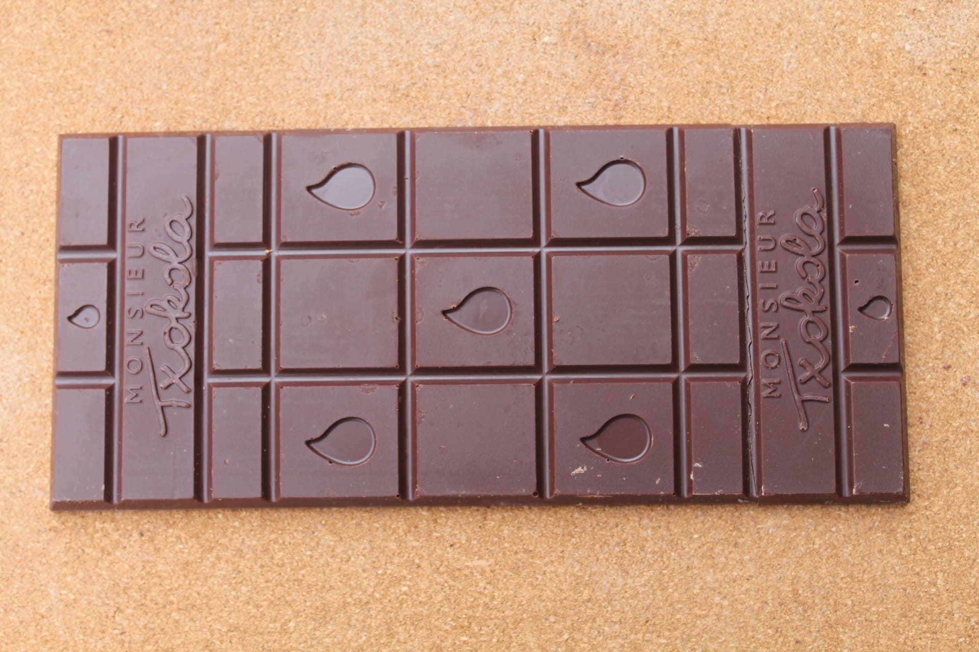 MONSIEUR TXOKOLA – Tablette Chocolat noir Pérou 70 % aspect 