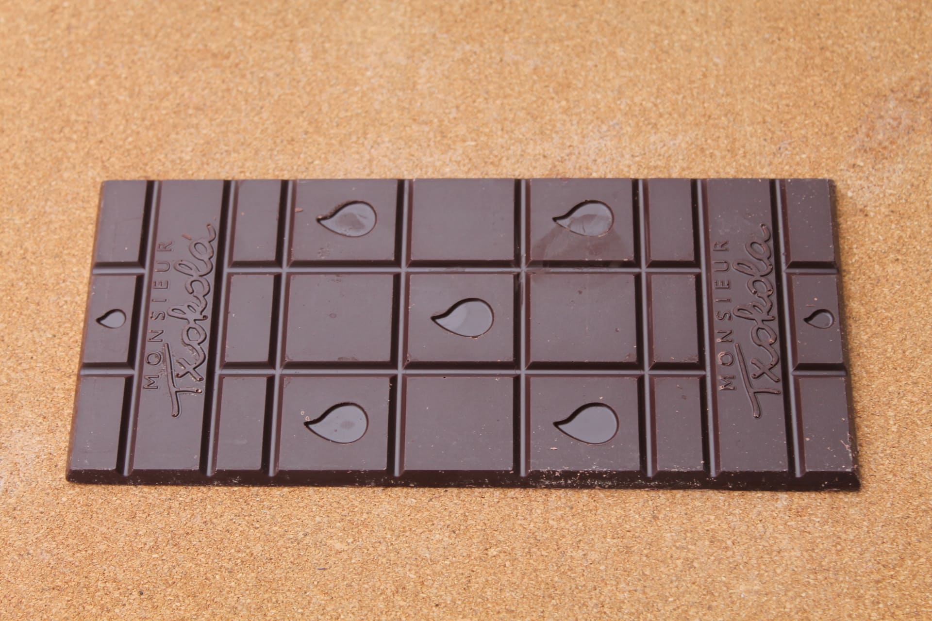 MONSIEUR TXOKOLA – Tablette Chocolat noir Cameroun  74 % aspect