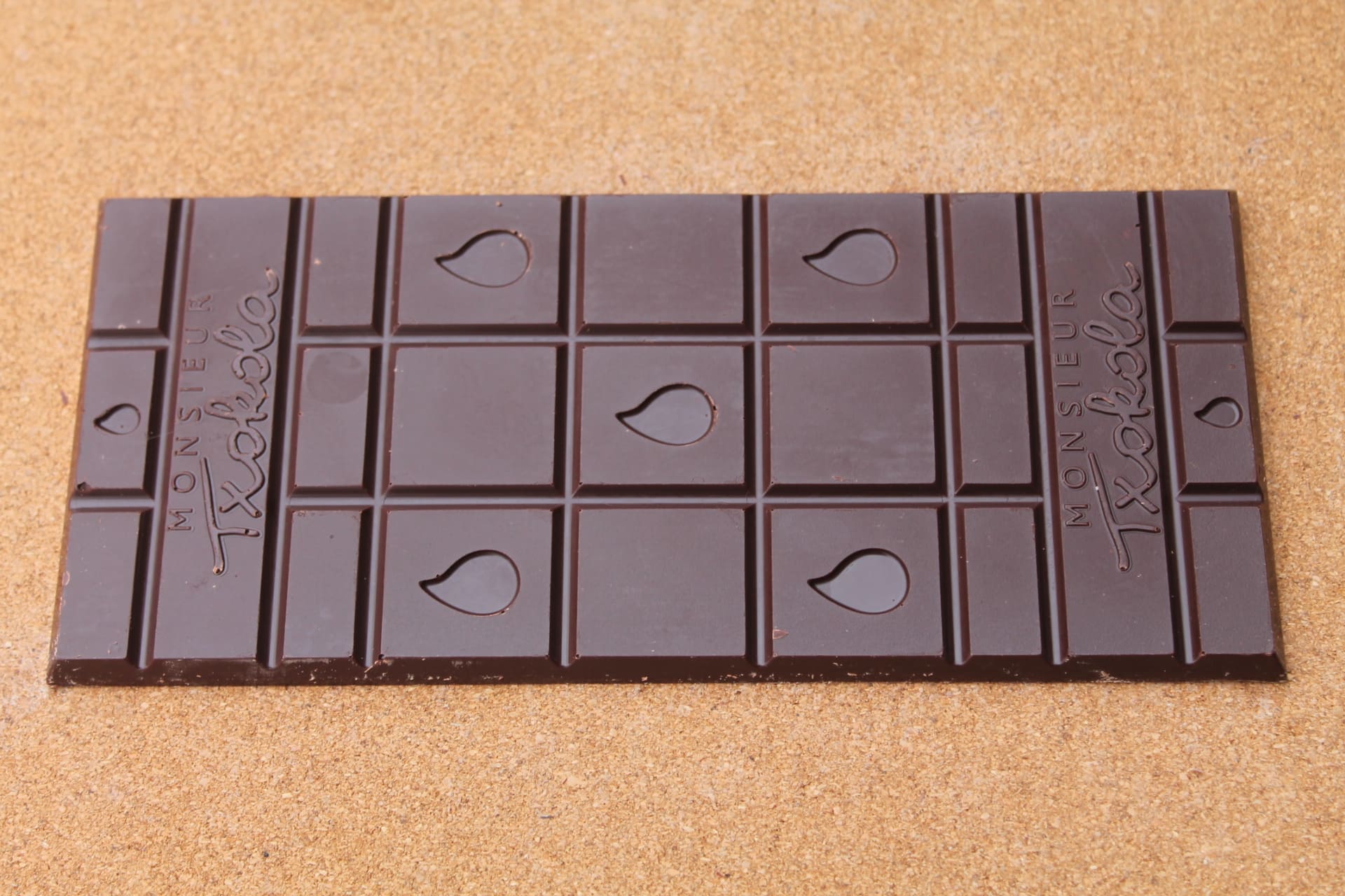 MONSIEUR TXOKOLA – Tablette Chocolat noir Venezuela 83 % aspect