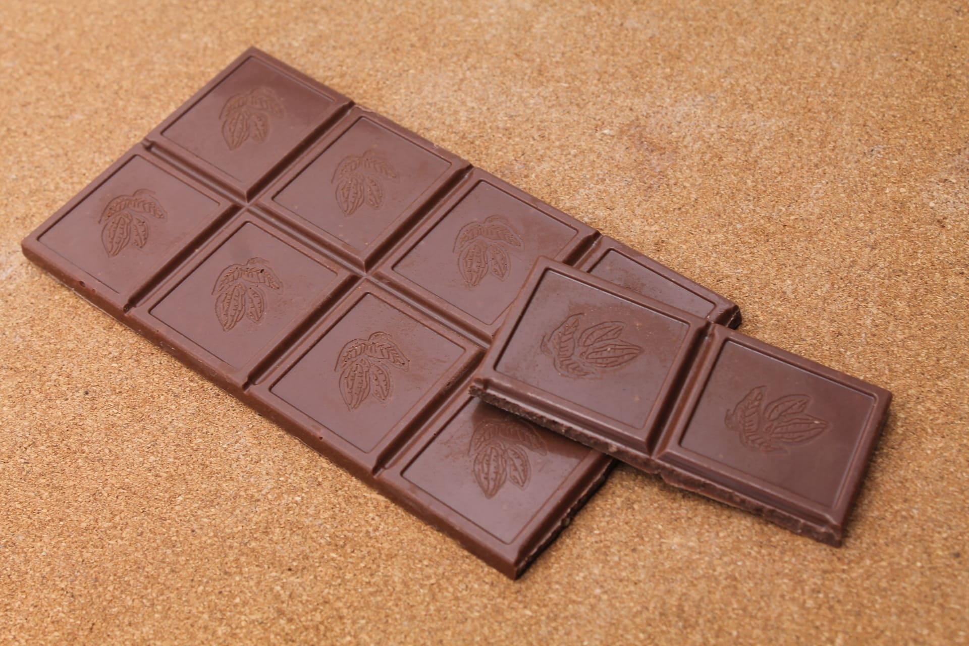 CHOCOLATERIE CASTELAIN – Les Imparfaits Tablette Chocolat au lait 41 % riz croustillant bio aspect