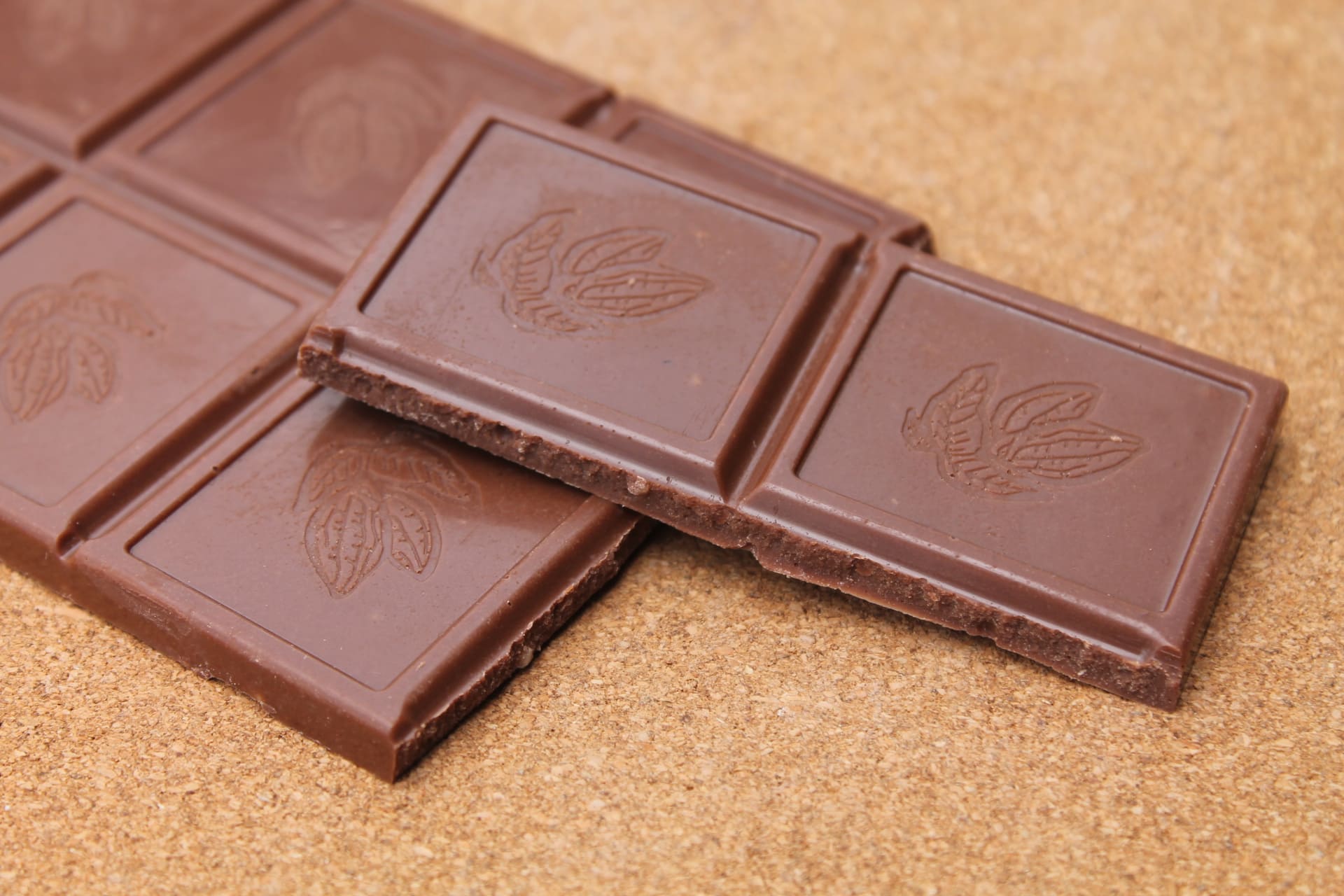 CHOCOLATERIE CASTELAIN – Les Imparfaits Tablette Chocolat au lait 41 % riz croustillant bio détail