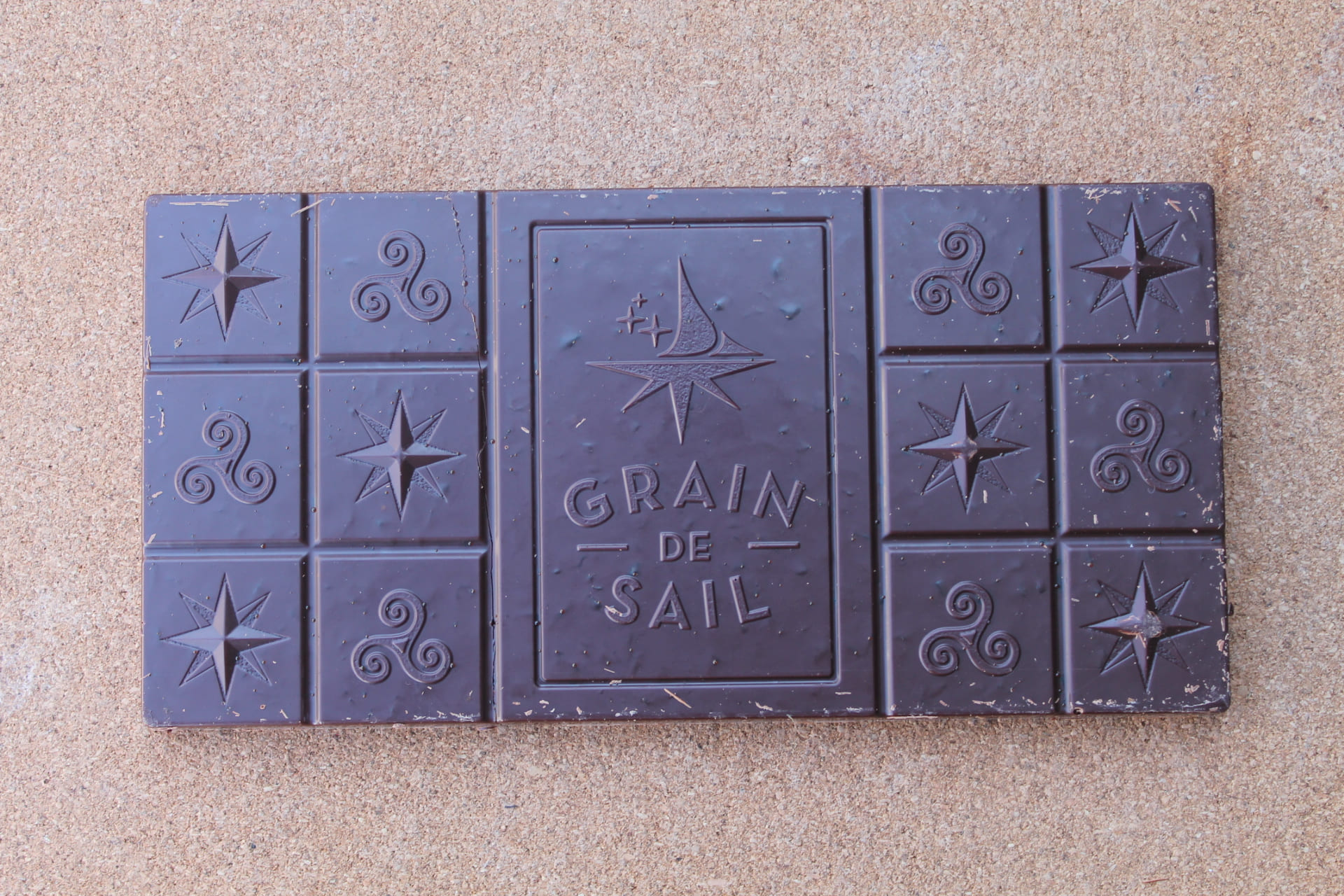 GRAIN DE SAIL  - Tablette Noir 75 % de cacao Caramel Fleur de sel aspect