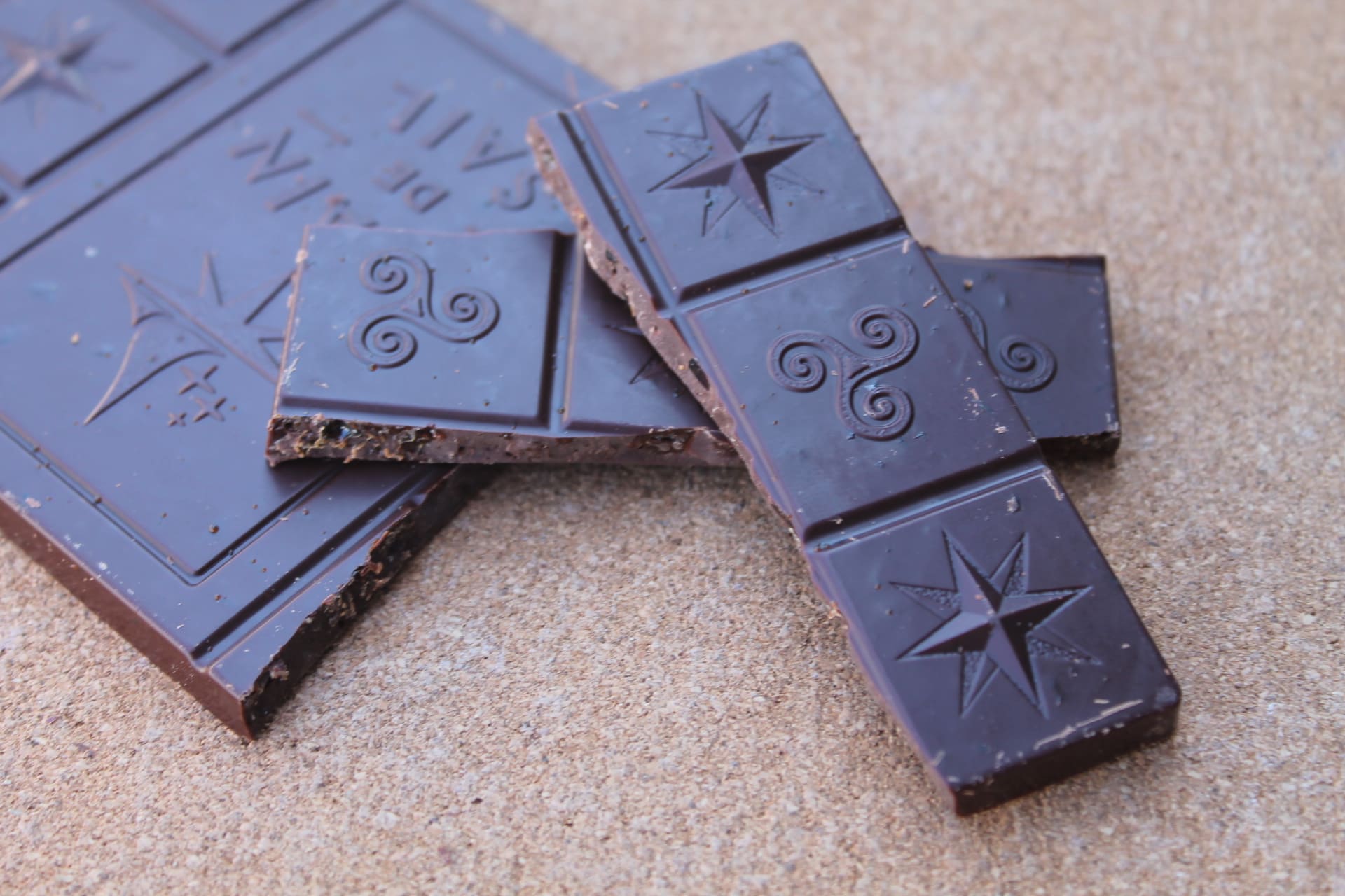 GRAIN DE SAIL  - Tablette Noir 75 % de cacao Caramel Fleur de sel morceaux 