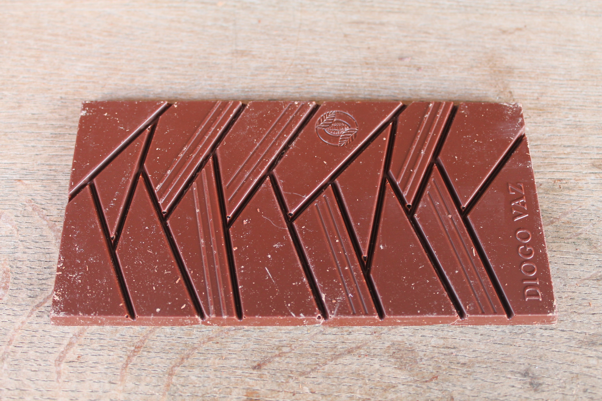 DIOGO VAZ - Tablette Chocolat noir Amelonado 65 % aspect 