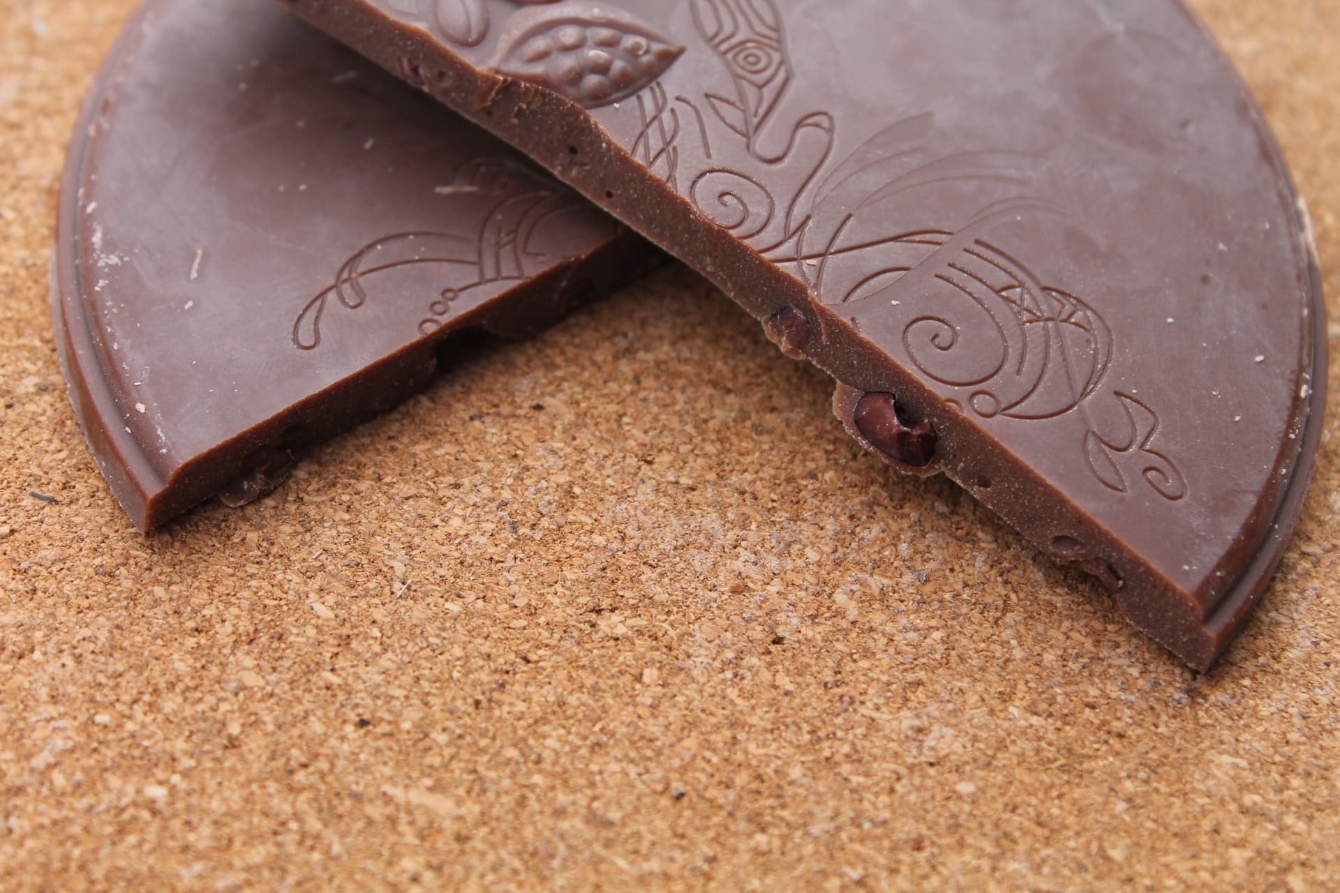 SONGES & CACAO – Tablette Chocolat Châtaignes & Grué de cacao morceau