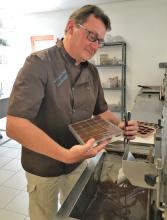 Le chocolatier de la Grange aux Truffes en plein travail 