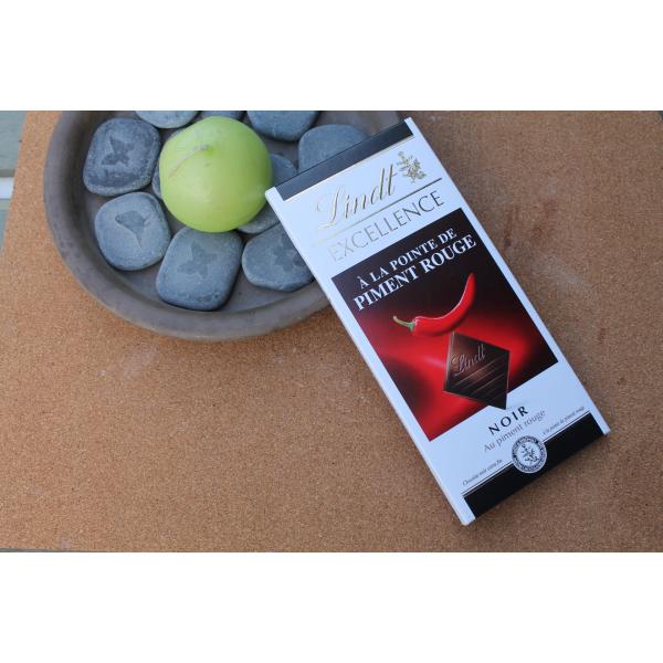 LINDT – Tablette EXCELLENCE Chocolat Noir Piment Rouge